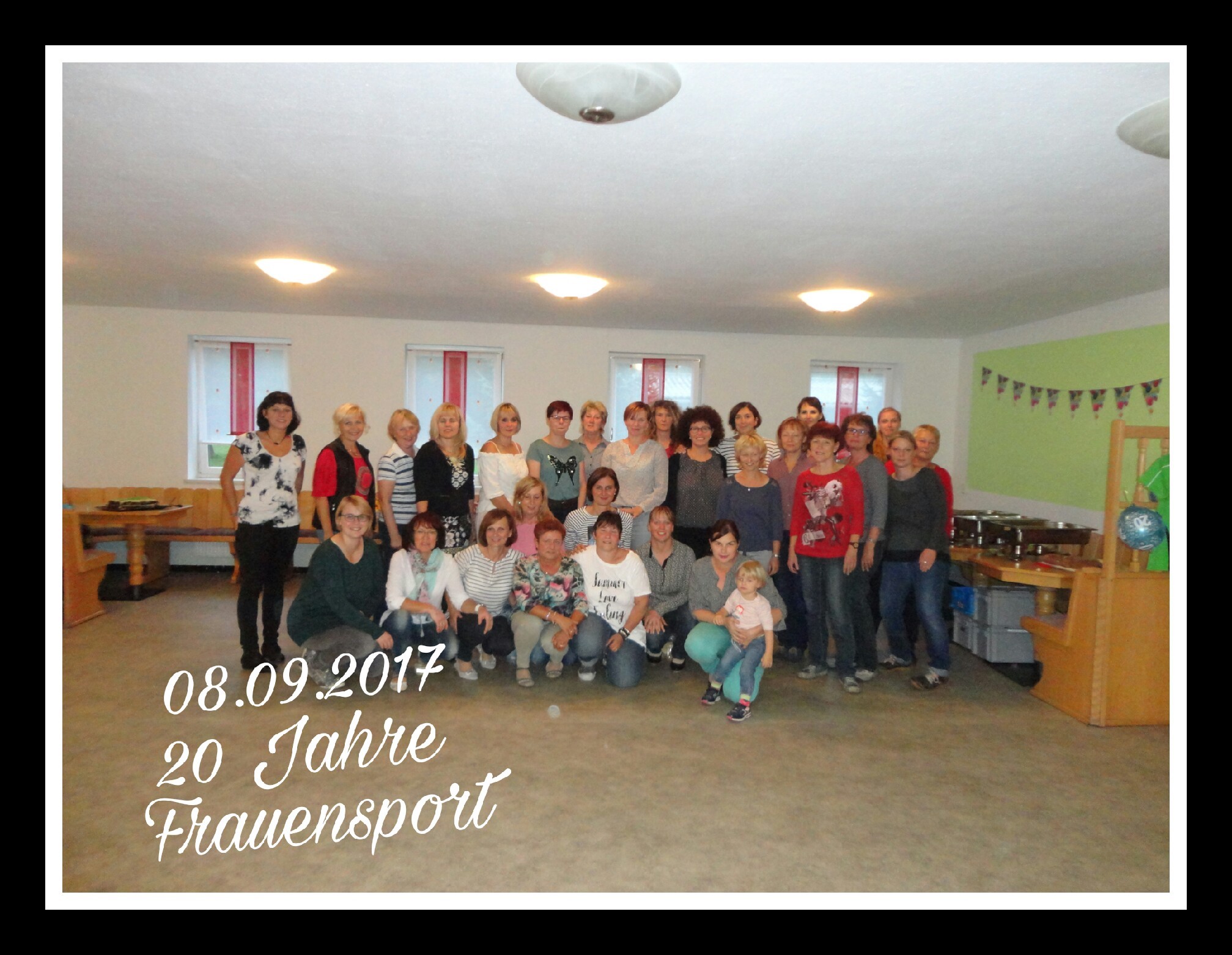 Dieses Gruppenbild zeigt eine Gruppe an Frauen.