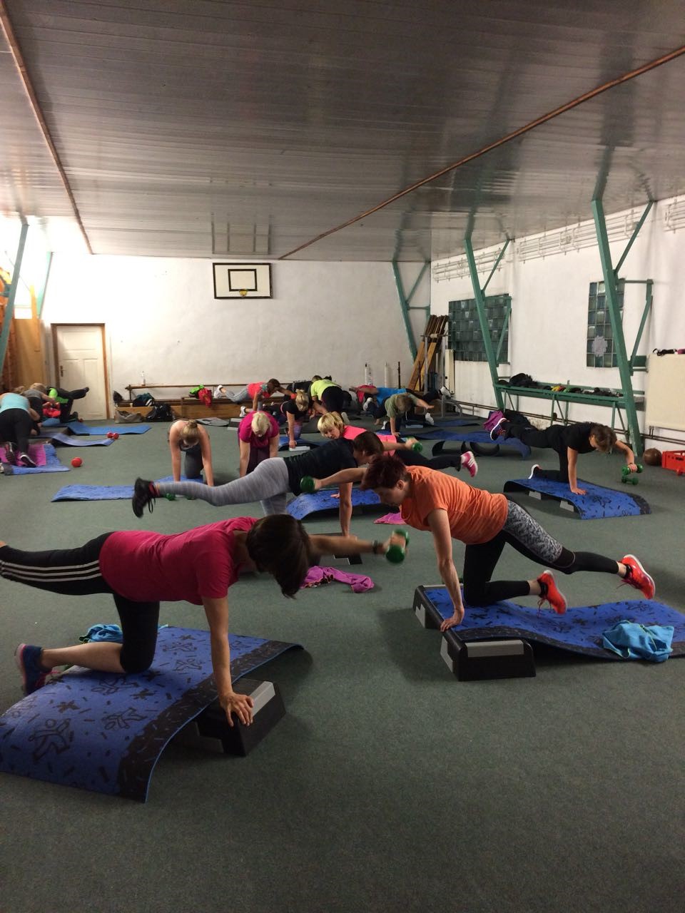 Dieses Bild zeigt Frauen bei Gymnastikübungen.