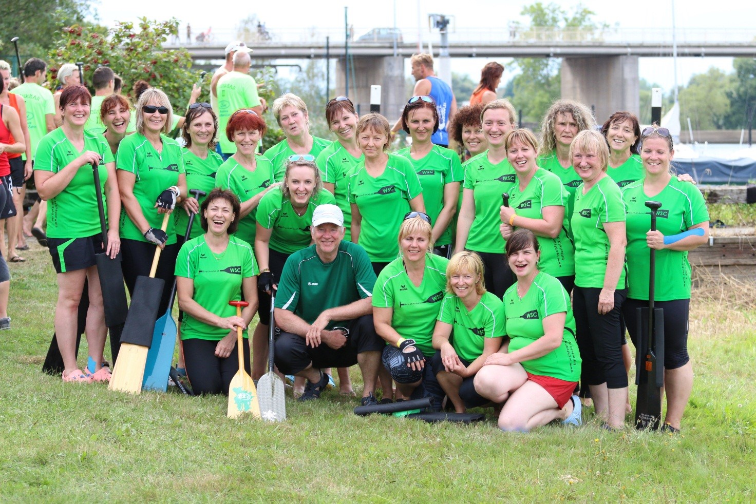 Dieses Gruppenbild zeigt eine Gruppe Frauen in Grünen T-Shirts.