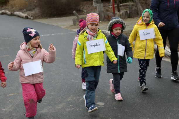 Dieses Bild zeigt Kinder, bei einem Wettlauf.