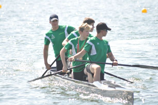 Ein Bild von 4 Jungs in einem kleinen Canadier.