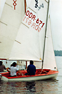 Dieses Bild zeigt ein altes Segelboot, was auf einem See fährt.