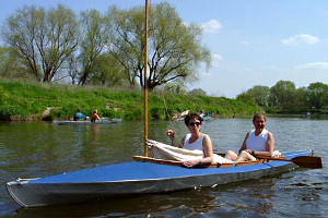 Das Bild zeigt 2 Personen in einem Blauen Faltboot.