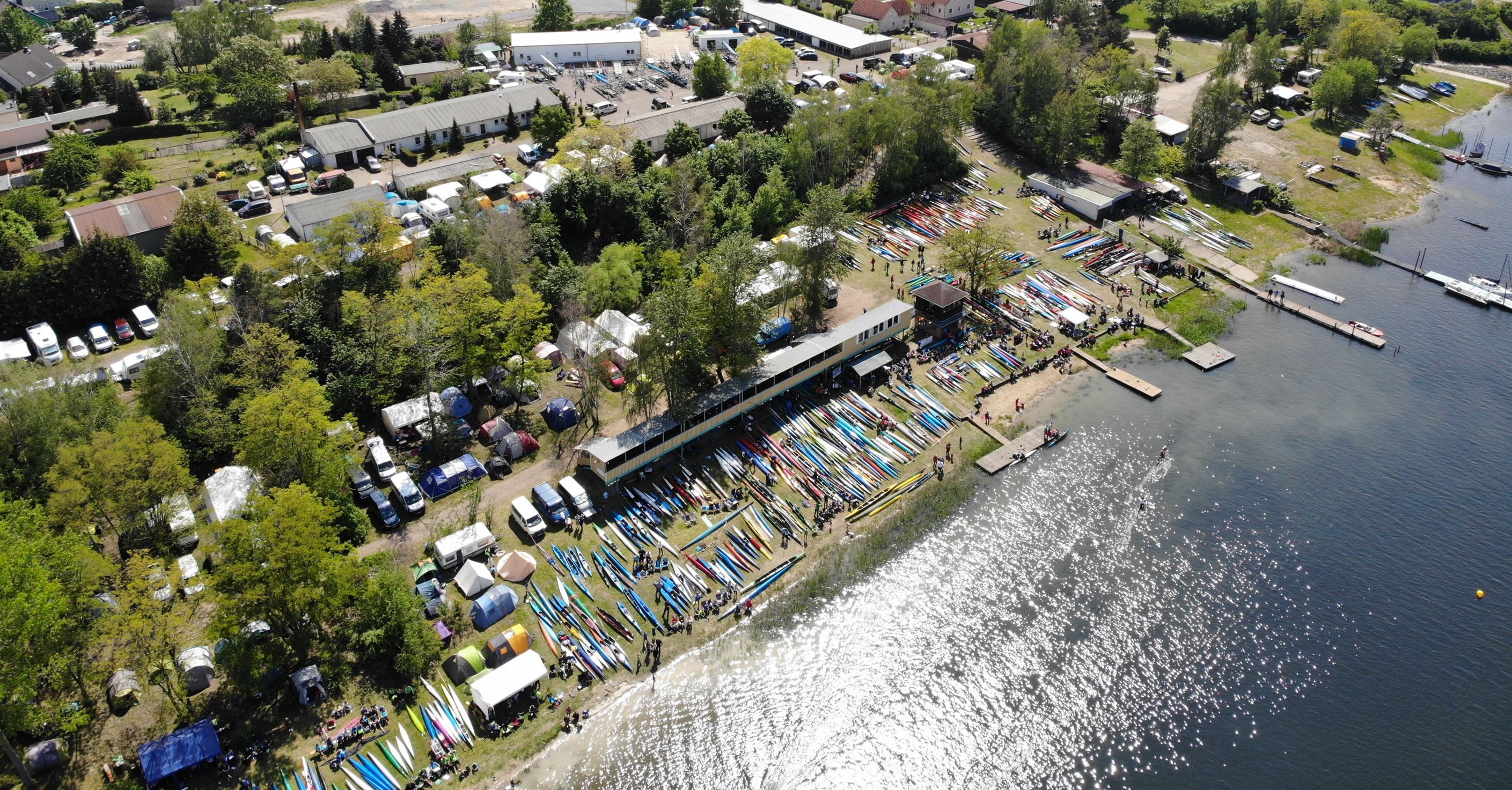 Header. Dieses Bild zeigt eine Wassersportveranstaltung mit Kajaks am See.